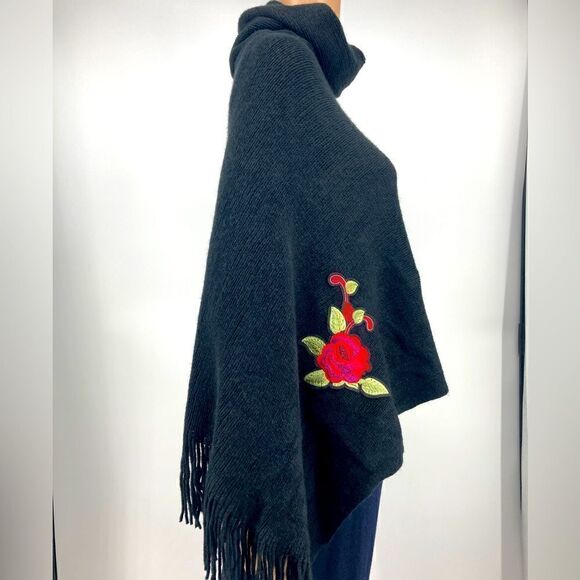 Guilty Knitwear Embroidered Flowers Turtleneck Black Poncho One Size - Picture 8 of 9